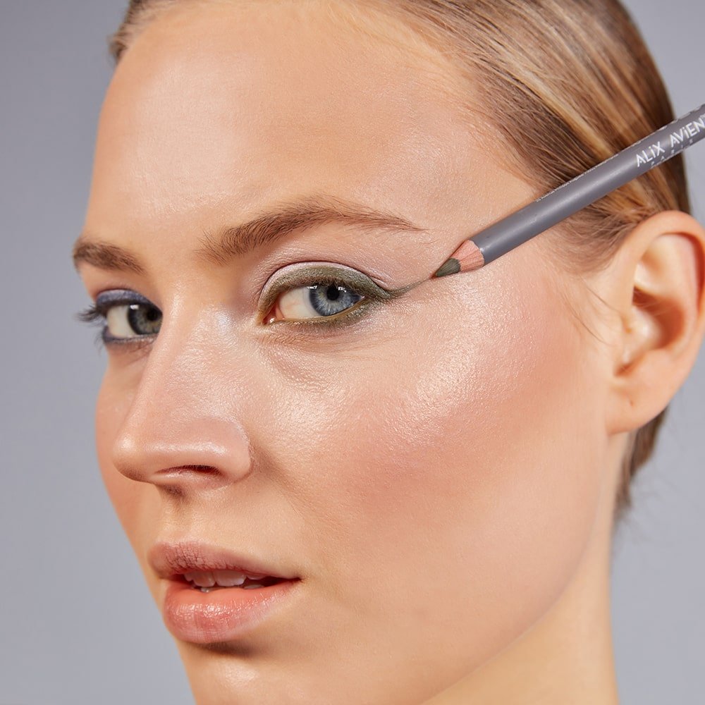 Eyeliner-Pencil-Model-min