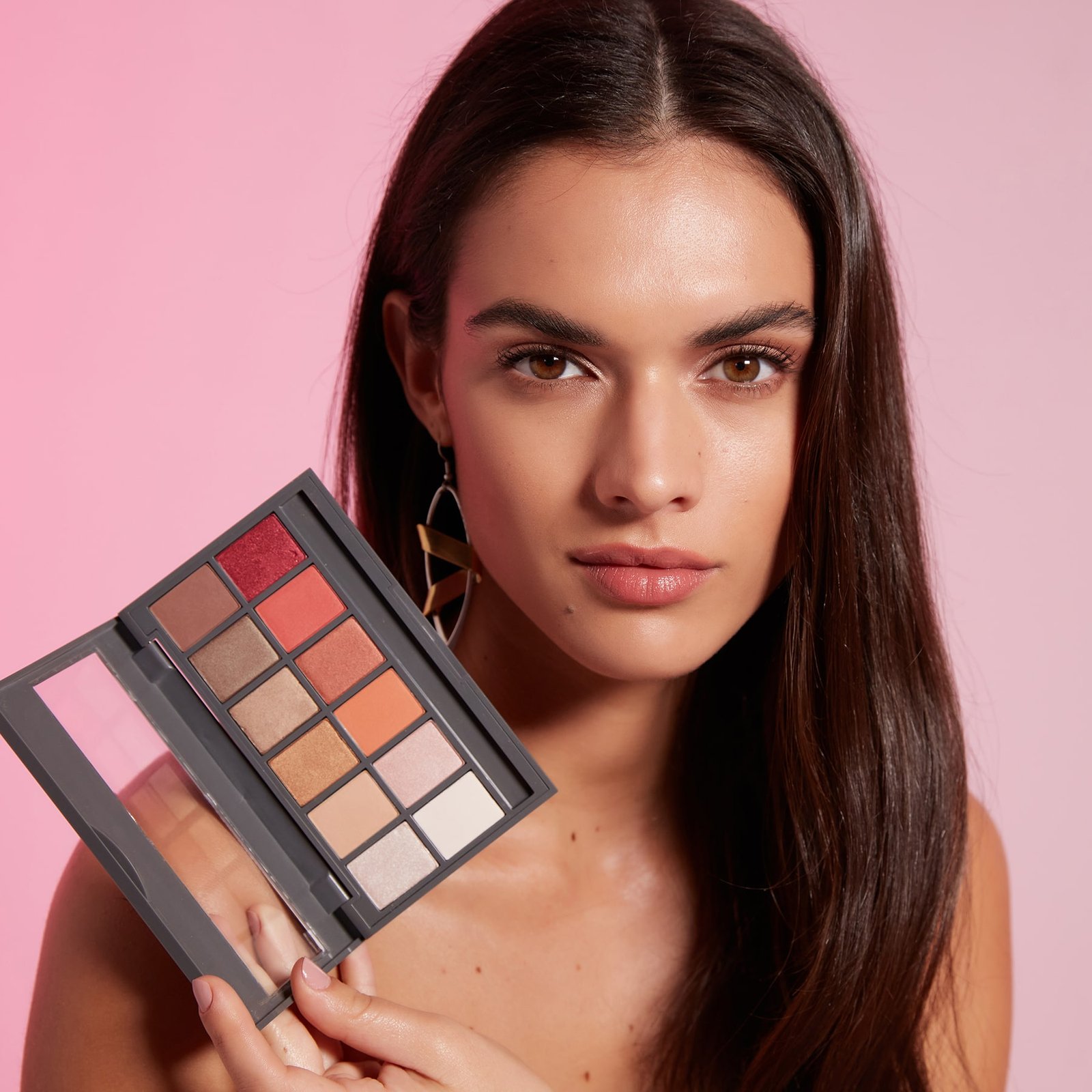 Eyeshadow-Palette-Model-min
